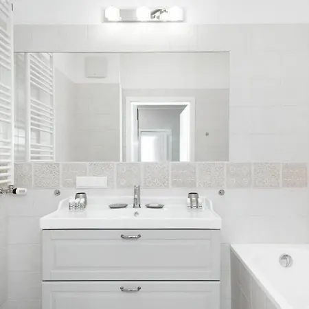 Large In Rondo Wiatraczna By Renters Appartement Warschau