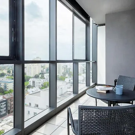 Large In Rondo Wiatraczna By Renters 公寓