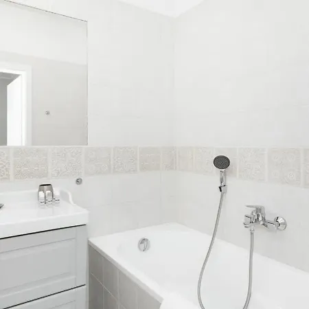 公寓 Large In Rondo Wiatraczna By Renters